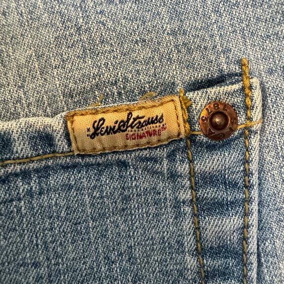 Levi Strauss Signature Stretch Denim Shorts Misses 16 Light Wash Casual - Picture 3 of 7